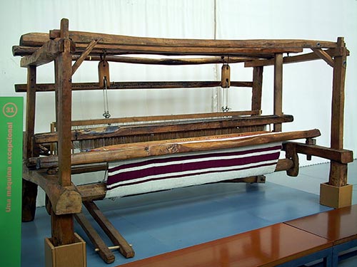 telar antiguo de madera en una exposición
