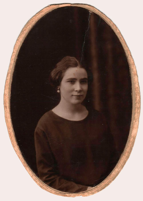 Mujer joven posando en fotografía antigua