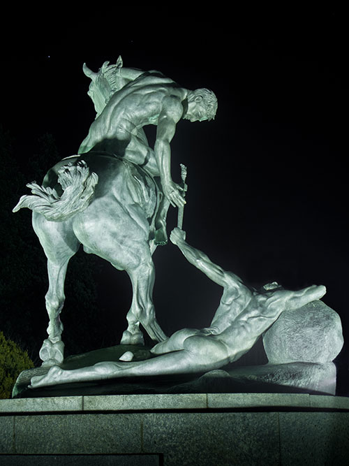 Estatua titulada Los portadores de la antorcha, situada en la ciudad complutense de Madrid y que representa el paso del conocimiento de una generación a otra