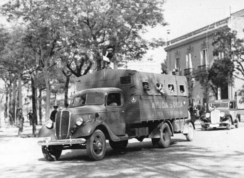 camión de la guerra civil española evacuando personas